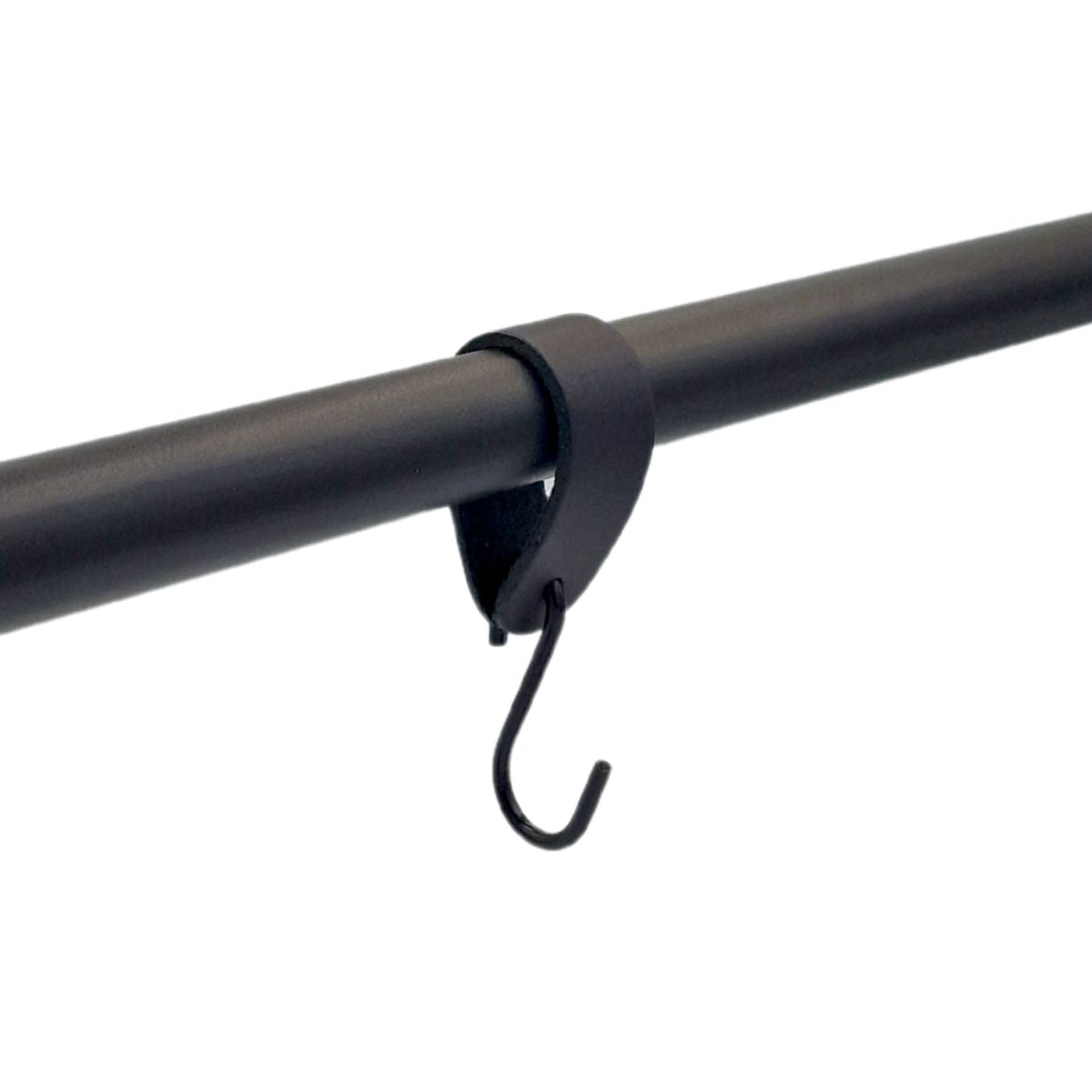 Sort krog med farvet læderstrop - HOOK-1 | Clarrods Black | Indretning | Foto 3