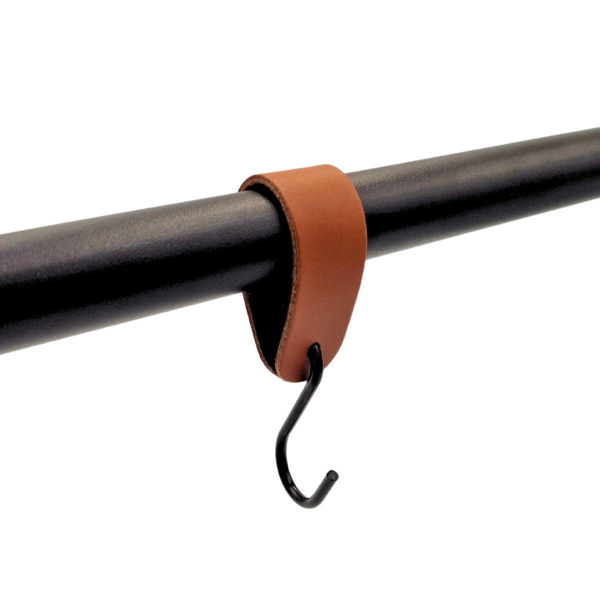 Sort krog med farvet læderstrop - HOOK-1 | Clarrods Black | Indretning | Foto 1