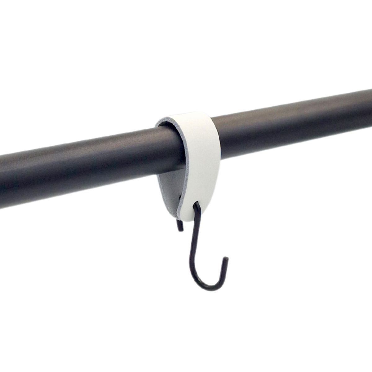 Sort krog med farvet læderstrop - HOOK-1 | Clarrods Black | Indretning | Foto 7