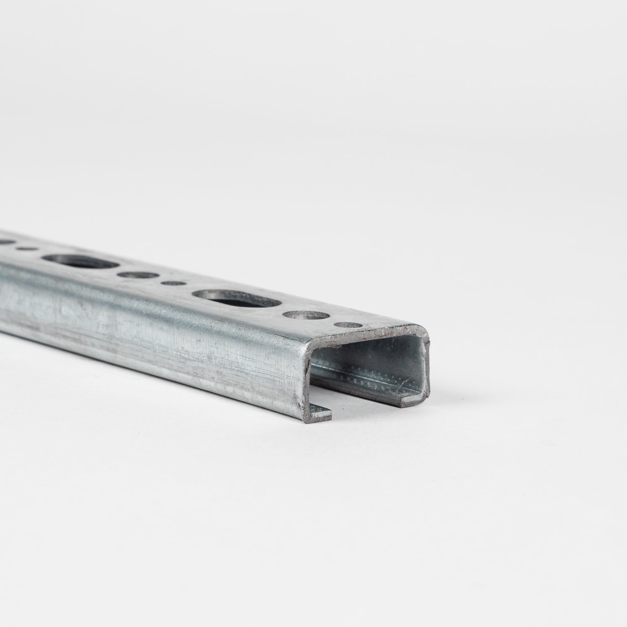 UNI1 Let montageskinne m/huller  (30x15x2,0 mm) | Erik Larsen & Søn | Profiler | Foto 4